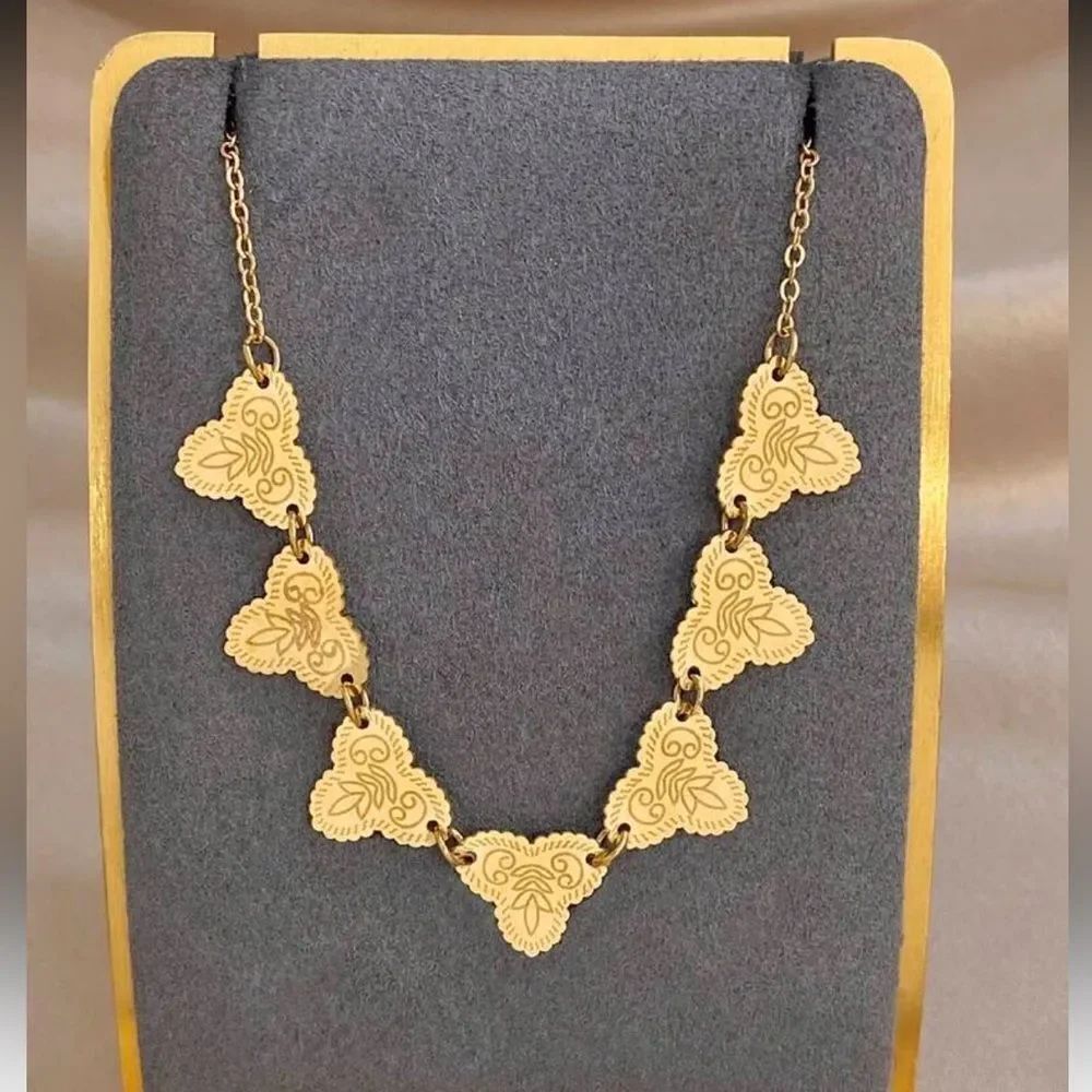 Elegant Gold plated Floral Necklace R166